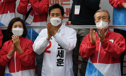 4.7 재보궐선거 사전투표를 하루 앞둔 1일 서울시 노원구 동일로 경춘선 숲길에서 국민의힘 오세훈 서울시장 후보가 김종인(오른쪽) 중앙선대위원장, 나경원(왼쪽) 전 의원과 함께 지지를 부탁하고 있다.